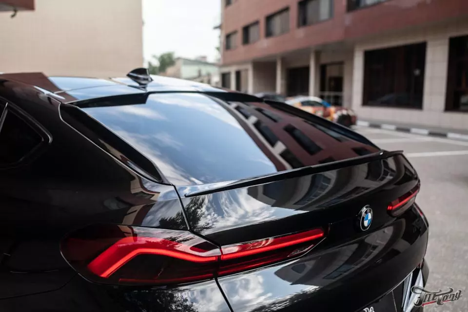 BMW X6. Оклейка кузова в антигравийную полиуретановую плёнку, полный антихром, окрас решетки радиатора с сохранением подсветки, окрас дисков с проточкой.